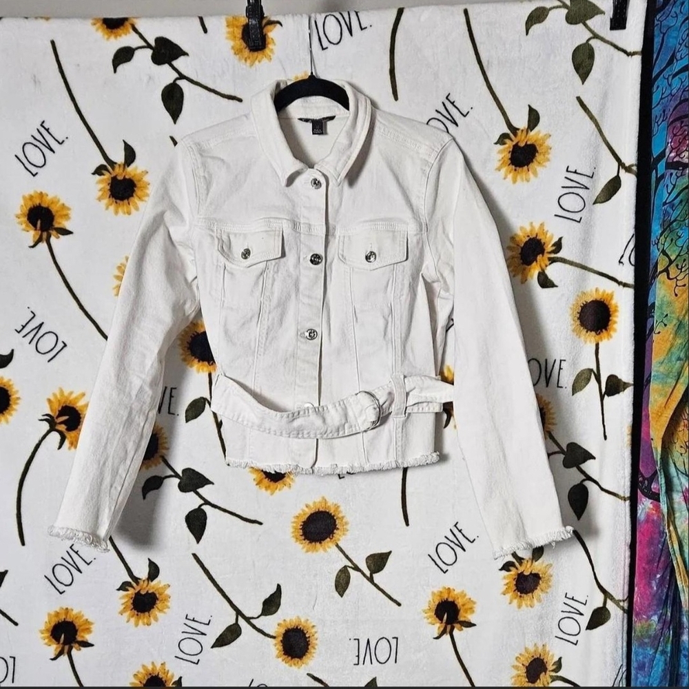 Rock & Republic size M. White belted Jacket. Color fading around neck